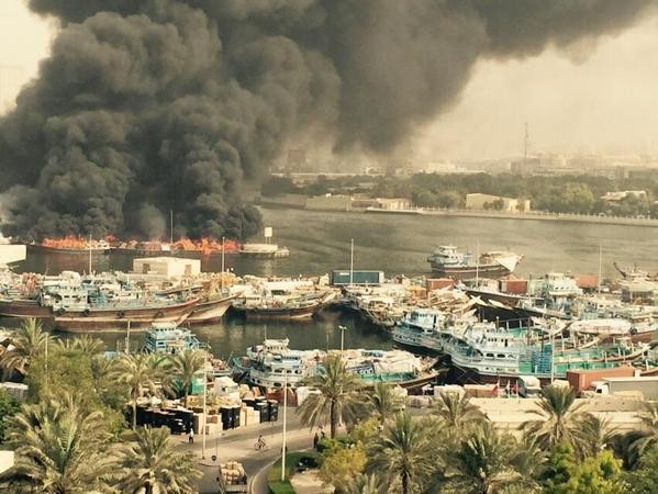 Cháy tàu trên sông, Dubai mịt mù khói lửa ảnh 1