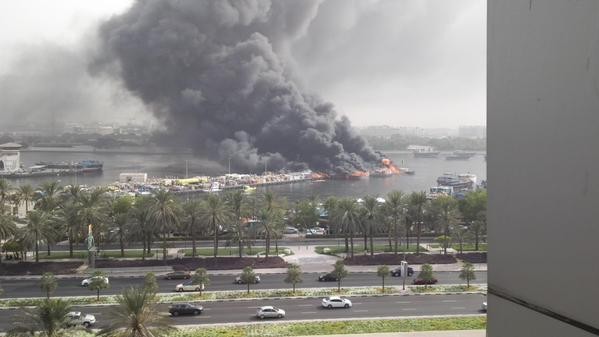Cháy tàu trên sông, Dubai mịt mù khói lửa ảnh 2