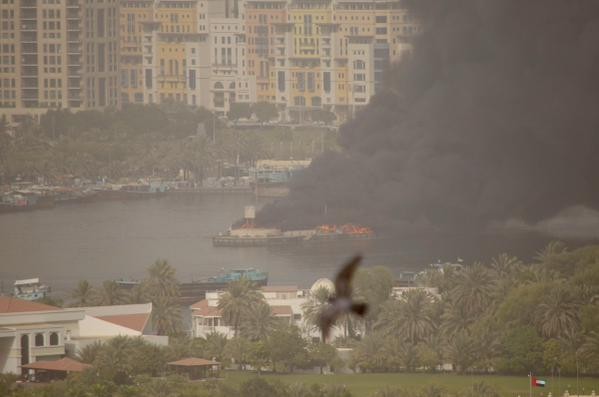 Cháy tàu trên sông, Dubai mịt mù khói lửa ảnh 6