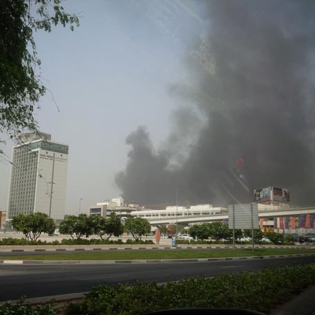 Cháy tàu trên sông, Dubai mịt mù khói lửa ảnh 9