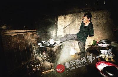 Cảm động con không tay chăm mẹ già ở Trung Quốc ảnh 1
