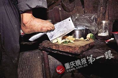 Cảm động con không tay chăm mẹ già ở Trung Quốc ảnh 2