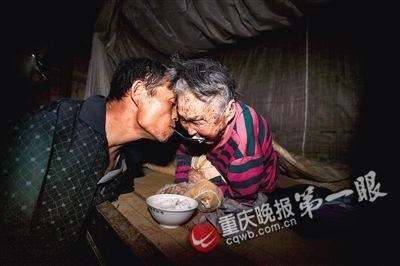 Cảm động con không tay chăm mẹ già ở Trung Quốc ảnh 3