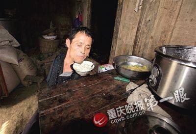 Cảm động con không tay chăm mẹ già ở Trung Quốc ảnh 4