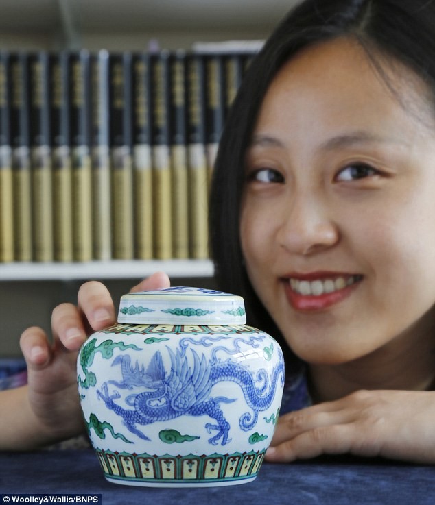 Ngỡ ngàng phát hiện bình sứ vứt chỏng chơ trong nhà là báu vật ảnh 1