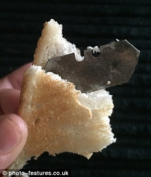 Suýt chết vì nuốt mũi dao rọc giấy lẫn trong ổ bánh mì ảnh 1