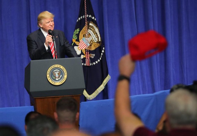 25 ngày sóng gió của tân Tổng thống Mỹ Donald Trump ảnh 12