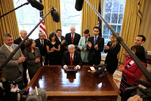 25 ngày sóng gió của tân Tổng thống Mỹ Donald Trump ảnh 7