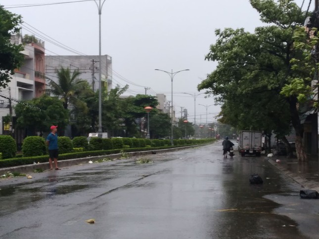 Bão số 9 áp sát, Quảng Ngãi mưa lớn, gió rít từng hồi ảnh 19