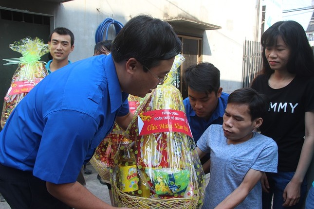 Bí thư thứ nhất Trung ương Đoàn 'vui tết cùng công nhân' Đồng Nai ảnh 1