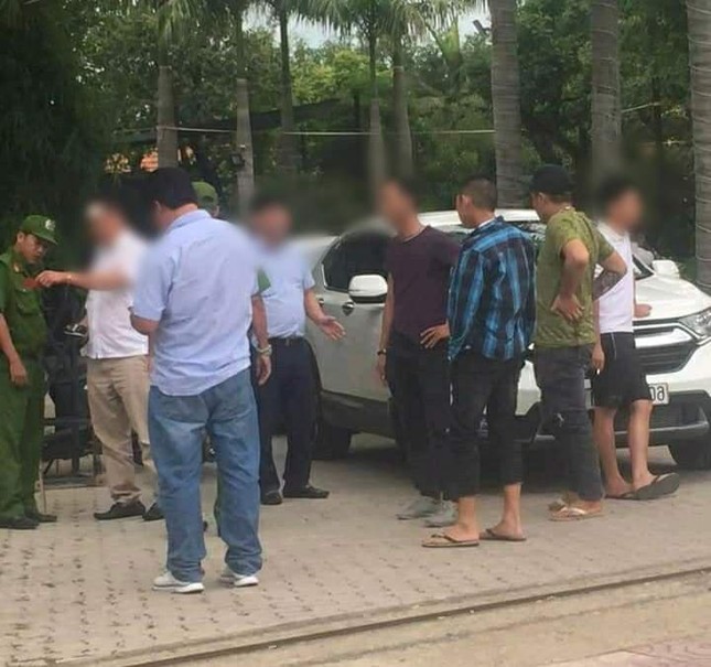 Đình chỉ công tác 2 sĩ quan cảnh sát trong vụ giang hồ chặn xe chở công an ảnh 1