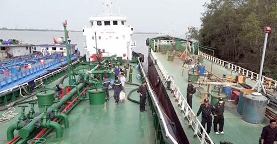 Bắt 2 thuyền trưởng liên quan đường dây buôn lậu 200 triệu lít xăng giả ảnh 1
