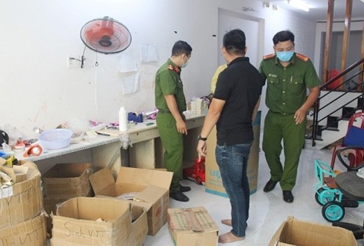 Mỹ phẩm 'hàng hiệu' được sản xuất... sau nhà ảnh 1