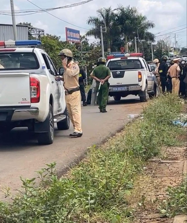 Nghẹt thở vây bắt tên cướp nổ súng uy hiếp một gia đình ở Đồng Nai ảnh 2