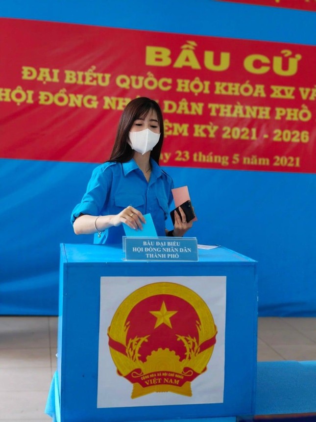 Hàng loạt sao Việt dậy từ sớm, háo hức với vai trò cử tri trong ngày bầu cử toàn quốc ảnh 8