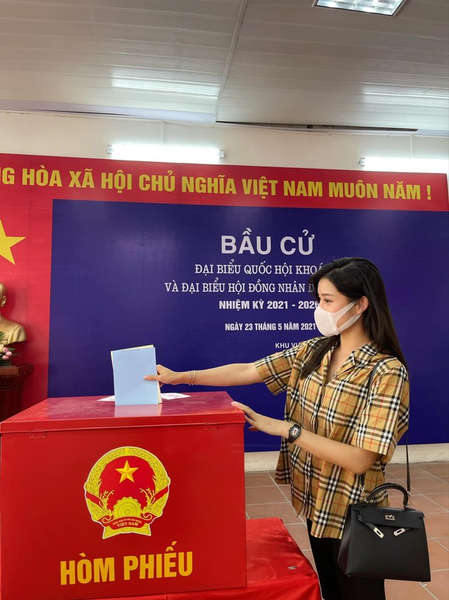 Hàng loạt sao Việt dậy từ sớm, háo hức với vai trò cử tri trong ngày bầu cử toàn quốc ảnh 6
