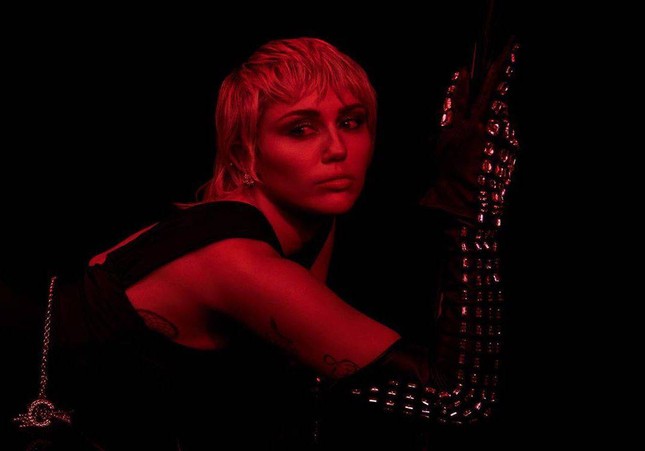 Xem cách Miley Cyrus quậy tung cả thế giới trong single mới "Midnight Sky" kìa! ảnh 4