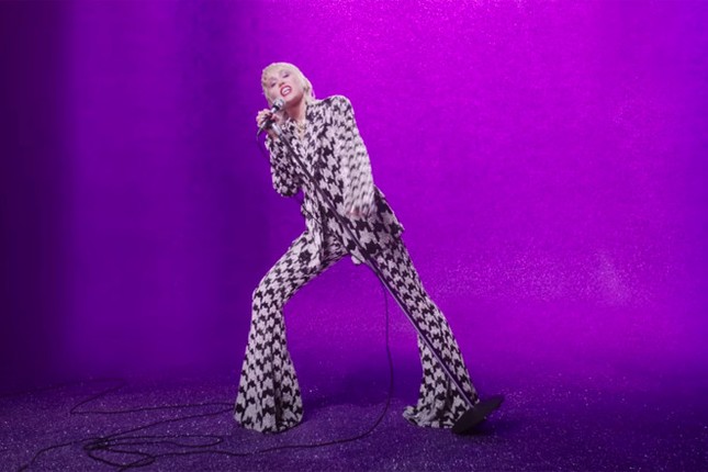Xem cách Miley Cyrus quậy tung cả thế giới trong single mới "Midnight Sky" kìa! ảnh 2