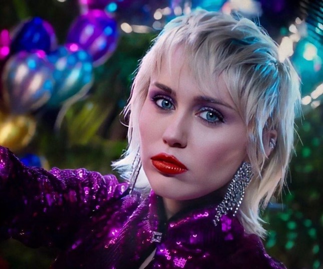 Bật mí những điều ít ai biết về MV “Midnight Sky” từ admin fanpage Miley Cyrus Vietnam ảnh 4