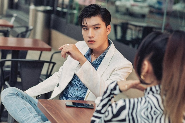 HIEUTHUHAI khoe visual đỉnh cao nhưng đáng chú ý nhất là phản ứng của Lý Nhã Kỳ ảnh 4