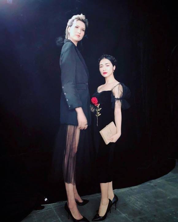 Học cách để không ai dìm được bạn như Hòa Minzy: Tự dìm! ảnh 5