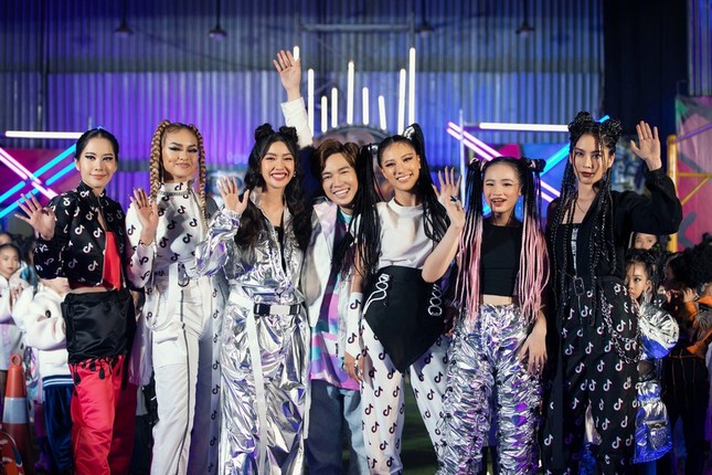 H’Hen Niê tết tóc cực chất, Thanh Hằng “catwalk bằng mô tô” trong show thời trang Hip-Hop ảnh 1