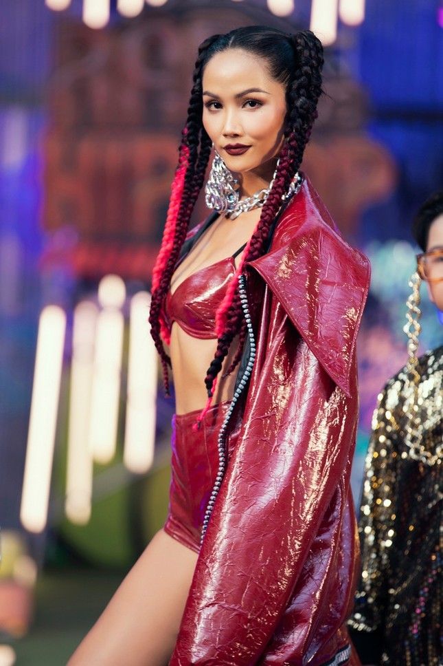 H’Hen Niê tết tóc cực chất, Thanh Hằng “catwalk bằng mô tô” trong show thời trang Hip-Hop ảnh 2