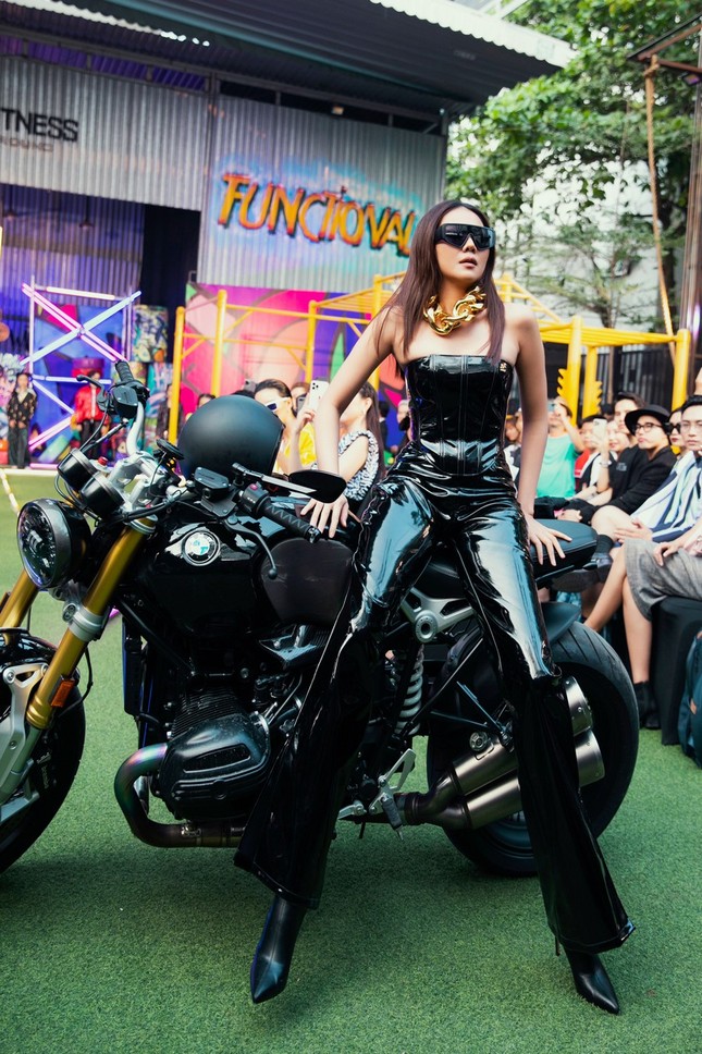 H’Hen Niê tết tóc cực chất, Thanh Hằng “catwalk bằng mô tô” trong show thời trang Hip-Hop ảnh 3