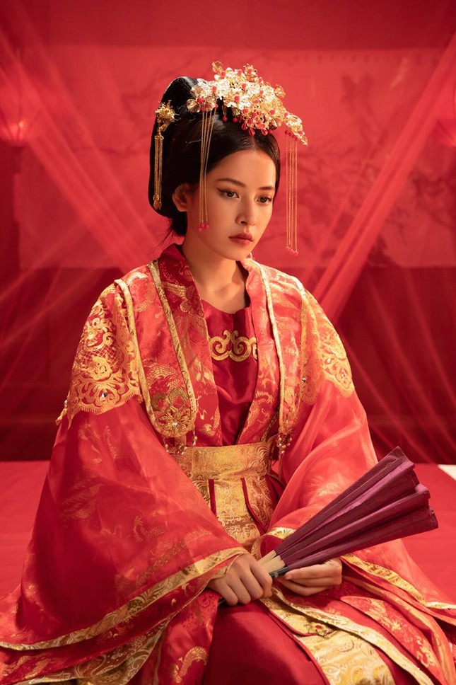 Hòa Minzy nhái giọng Chi Pu hát chênh phô gây cười, fan hai nhà khẩu chiến căng thẳng ảnh 3