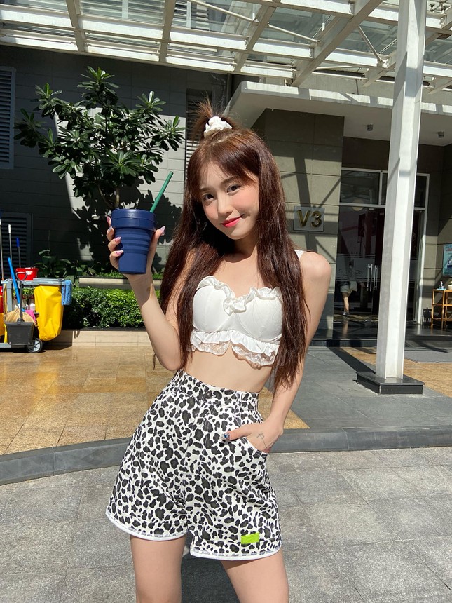 Han Sara khoe vòng eo con kiến, netizen “cà khịa” bức ảnh méo tường của Noo Phước Thịnh ảnh 2