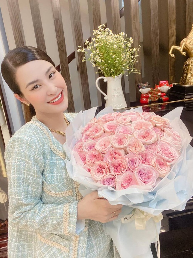 Đông Nhi khoe nhan sắc ngọt ngào kỷ niệm 12 năm yêu Ông Cao Thắng ảnh 1