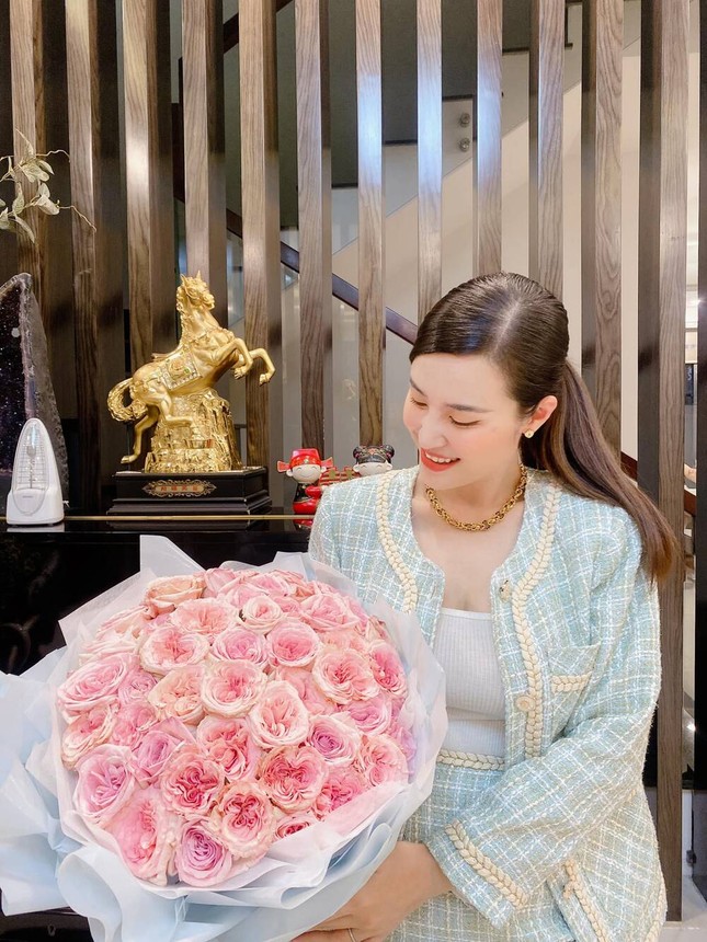Đông Nhi khoe nhan sắc ngọt ngào kỷ niệm 12 năm yêu Ông Cao Thắng ảnh 2