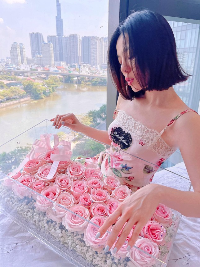 Sao Việt thi nhau khoe quà 8/3: Từ dây chuyền tiền tỉ đến quà tinh thần tự tay trang trí ảnh 3