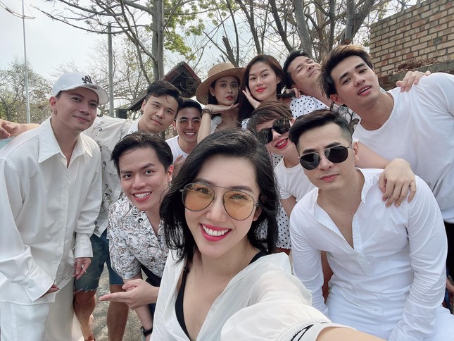 Thúy Ngân đăng ảnh đi chơi cùng hội bạn thân, netizen đồng loạt gọi tên Trương Thế Vinh ảnh 3