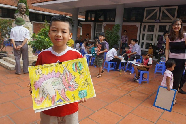 Bữa cơm gia đình qua nét vẽ của trẻ nhỏ ảnh 3