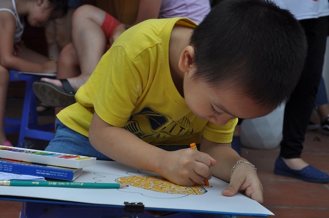Bữa cơm gia đình qua nét vẽ của trẻ nhỏ ảnh 2
