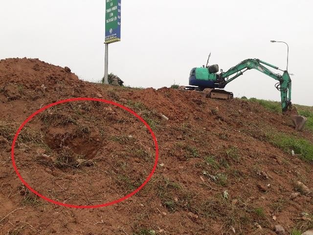 Đào hàng loạt hố, chôn lấp rác vào thân đê sau chỉnh trang ảnh 1