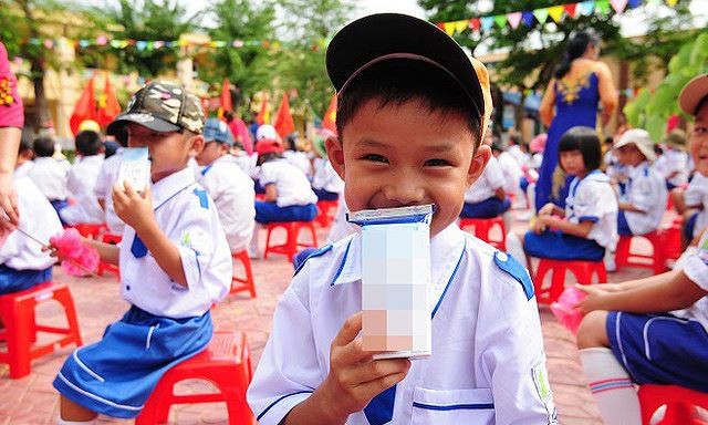 Sữa học đường - Vì sao nóng chuyện tươi hay bột? ảnh 1