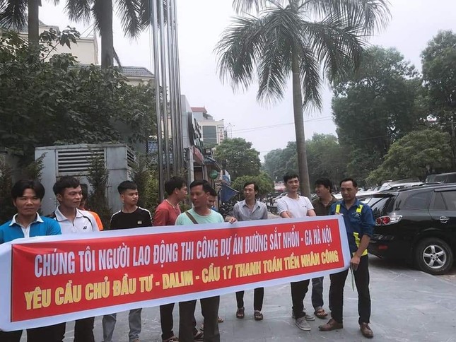 Công nhân vạ vật nhiều ngày ở doanh nghiệp liên quan đến Út 'trọc' đòi lương ảnh 1