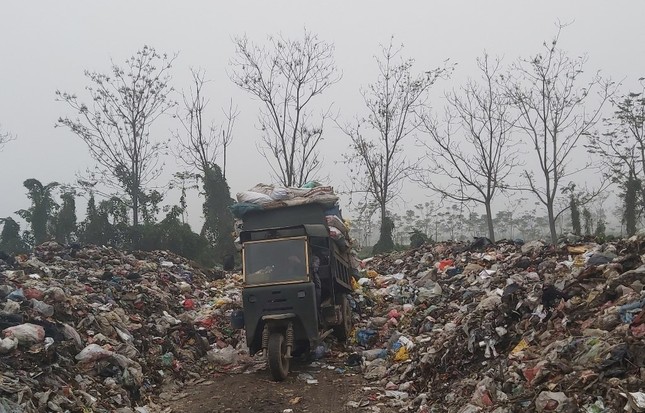 Cận cảnh bãi rác khổng lồ, hôi thối bị đốt cháy nghi ngút ngoại thành Hà Nội ảnh 5