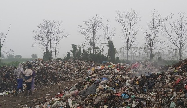 Cận cảnh bãi rác khổng lồ, hôi thối bị đốt cháy nghi ngút ngoại thành Hà Nội ảnh 6