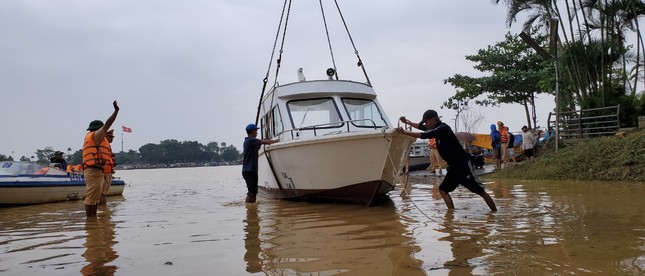Đưa ngay 2 ca nô do Tập đoàn TNG tặng vào khắc phục hậu quả lũ lụt ảnh 4