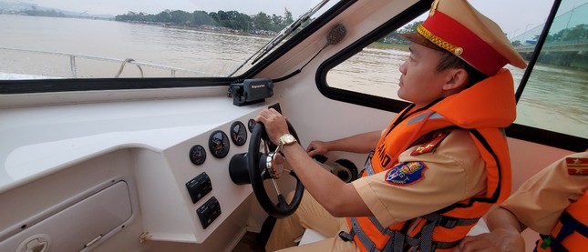 Đưa ngay 2 ca nô do Tập đoàn TNG tặng vào khắc phục hậu quả lũ lụt ảnh 7