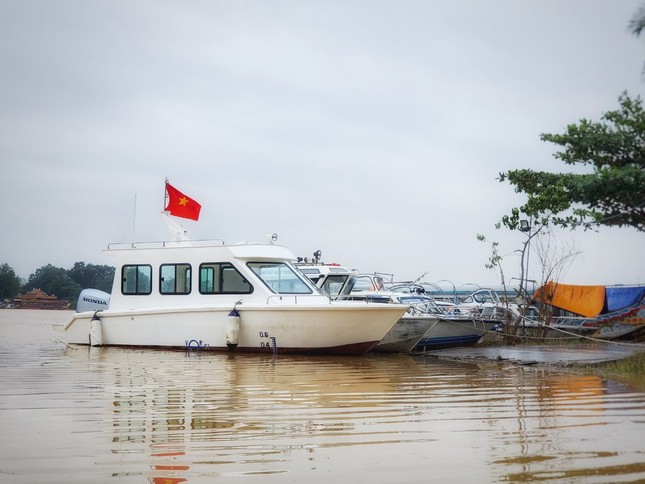 Đưa ngay 2 ca nô do Tập đoàn TNG tặng vào khắc phục hậu quả lũ lụt ảnh 6