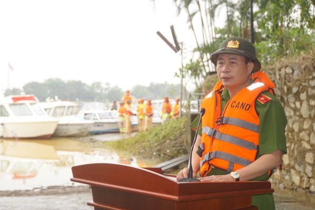 Đưa ngay 2 ca nô do Tập đoàn TNG tặng vào khắc phục hậu quả lũ lụt ảnh 2