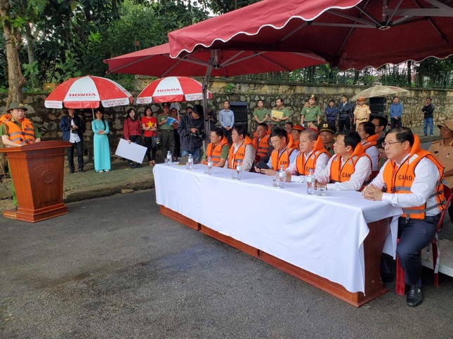 Đưa ngay 2 ca nô do Tập đoàn TNG tặng vào khắc phục hậu quả lũ lụt ảnh 1