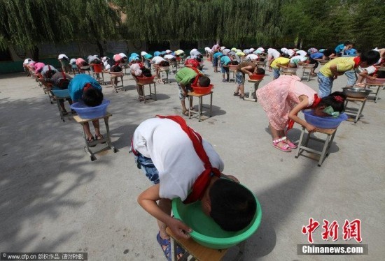 Học sinh được “thử chết đuối” tại sân trường ảnh 1