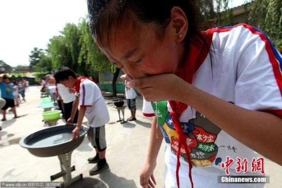 Học sinh được “thử chết đuối” tại sân trường ảnh 2