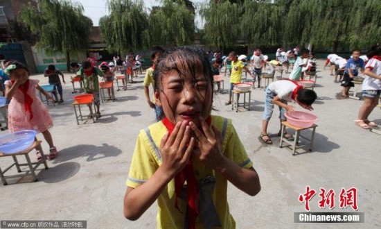 Học sinh được “thử chết đuối” tại sân trường ảnh 4