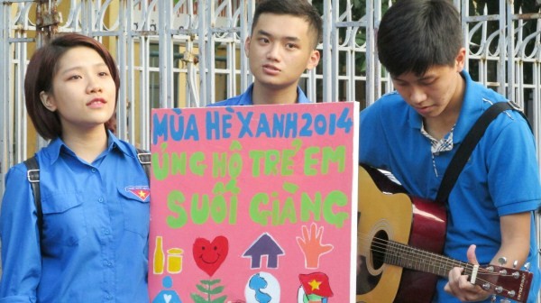Hát dạo quyên góp tiền ủng hộ trẻ em ở vùng cao ảnh 9